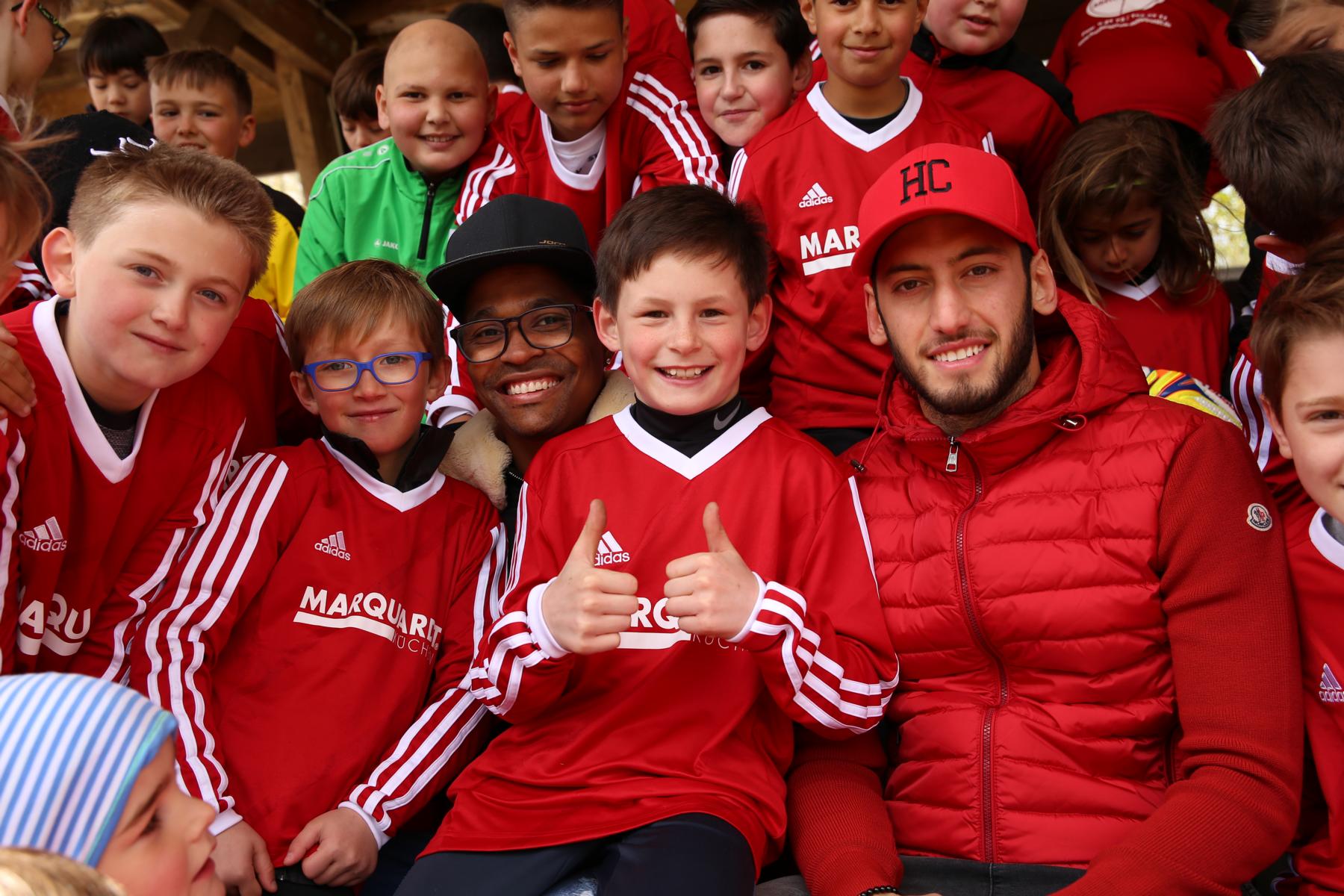 Fußballschule Mittelpunkt 2017 – Kinder bei Dribbelübungen auf dem Trainingsplatz.