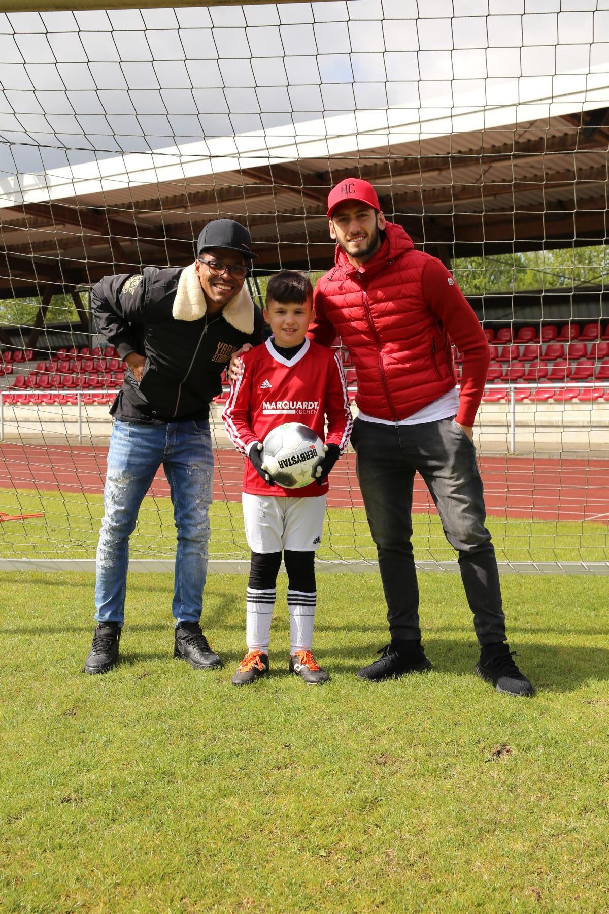 Fußballschule Mittelpunkt 2017 – Trainer erklärt Übung vor der versammelten Gruppe.