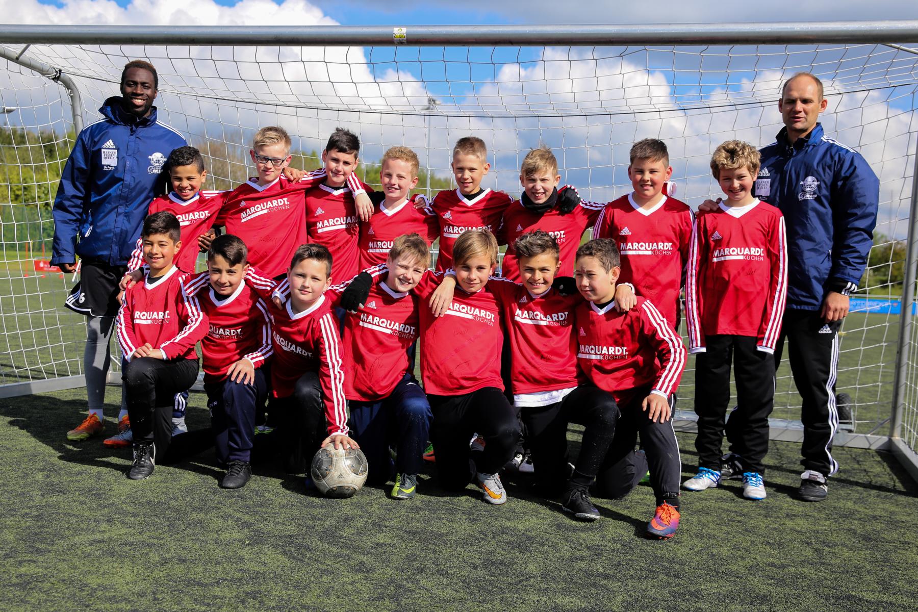 Gruppenfoto Fußballschule Mittelpunkt – Teilnehmerteam posiert mit Medaillen.